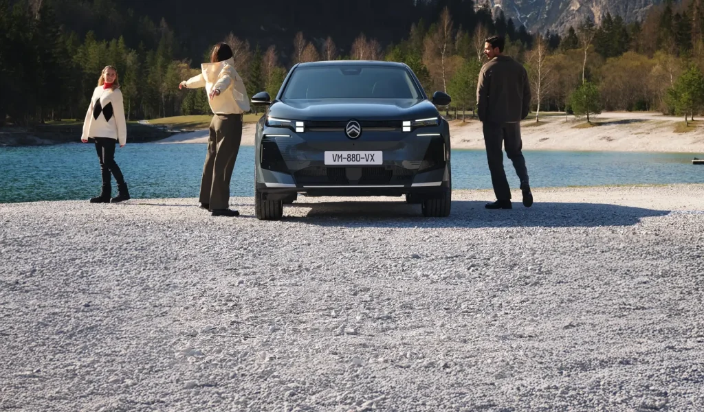citroen c5 aircross su un piazzale con le montagne nello sfondo e una famiglia vicino